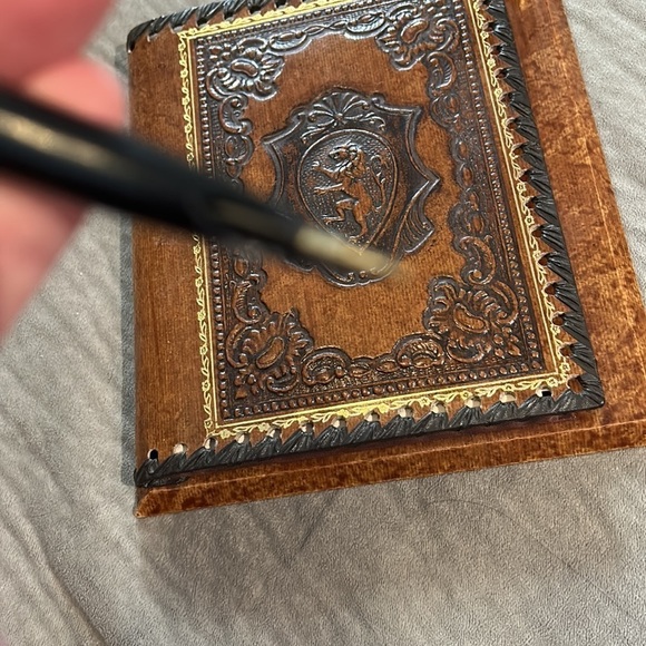 Vintage Tooled Leather Journal and Pen Notepad Embossed Lion Crest Design - Picture 3 of 6
